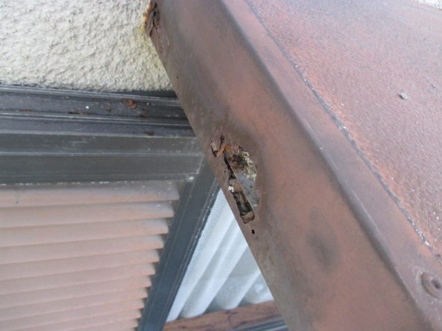 播磨町の大きく穴があいた金属庇